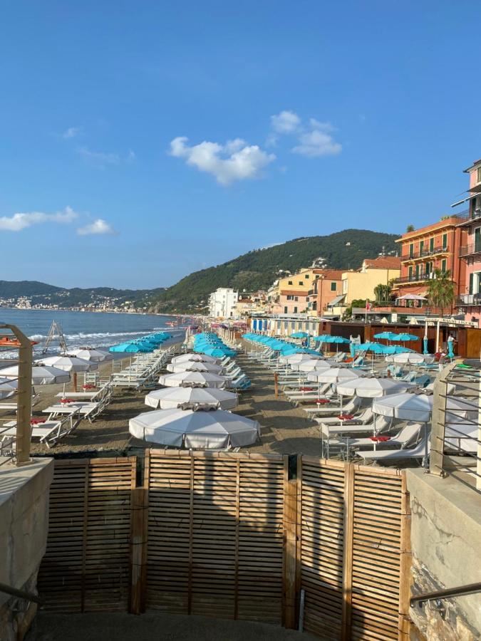 Appartamento fronte mare con terrazzo zio Alassio Esterno foto